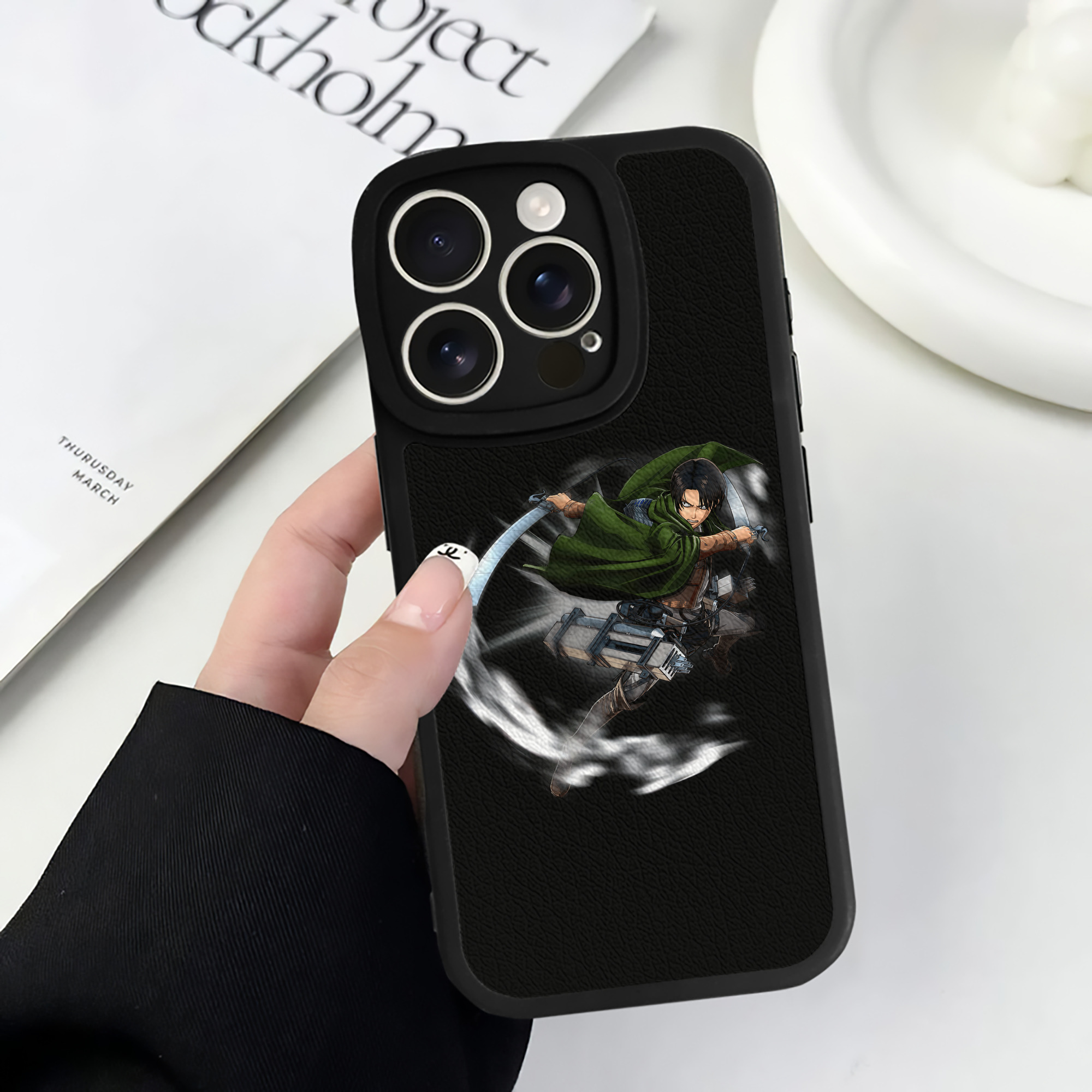 （画像用） 進撃の巨人 リヴァイ·アッカーマン Attack on Titan Levi Ackerman 【iPhone 16シリーズ対応】シリコンスマホケース（レザー調） 材質：シリコン